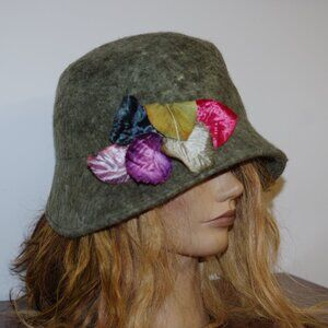 bedacht by simon schulz Geen Gray wool cashmere cloche hat